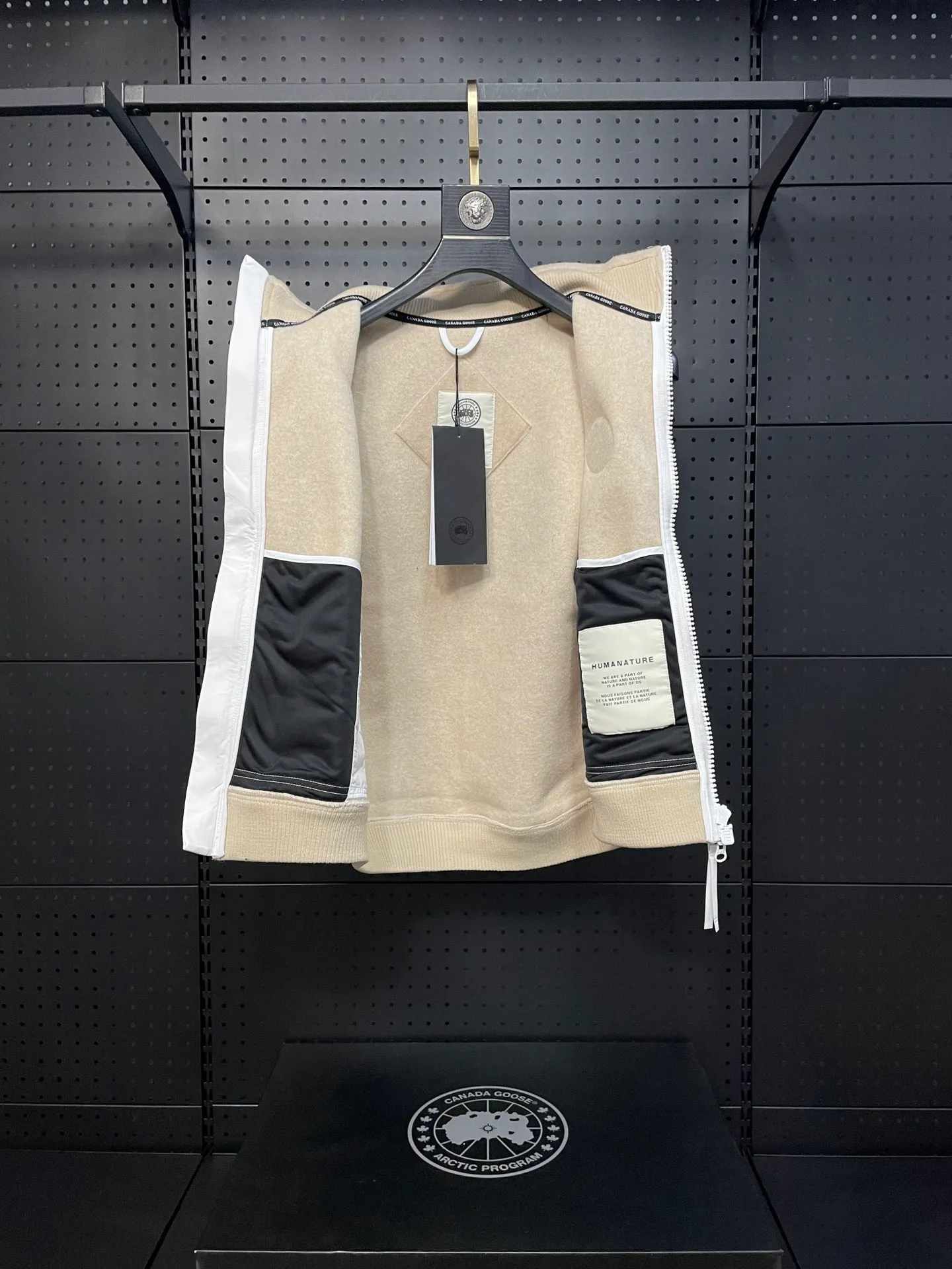 P600 Khaki CANADA GOOSE/Canada Goose Autumn and winter couple's fleece vest jacket 🔘Color: Black Gray Khaki Highest version Original fabric High version High quality) ⚠All details Fabric accessories craftsmanship (all 1:1 verified) (The owner is a "detail monster" so the goods he makes also pay attention to details) 1⃣ Distinguish the wrong version of the market goods: all go single line ❌ Our genuine 1:1 special machine presses the line (high requirements for machine workers) 2⃣ Differentiates the market from drawings and making goods. Fabric color difference is too big. You get what you pay for, not fast food. 3⃣ Differentiates the market from low-end versions to receive labels, hang tags, and wash labels. All our accessories are custom-made (approved level) 4⃣ Differentiates the market from the detail-free workmanship❌ Our workmanship: neckline, shoulder line, armholes, cuffs, hem (In order to increase the cost, we must also restore the original product: yoke taping, double needle threading🔍) Size: S-XXL